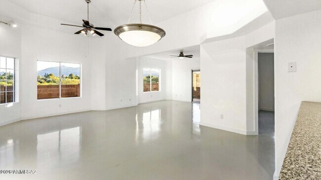 Building Photo - 574 Duchess Dr