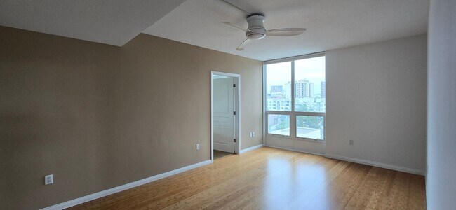 Building Photo - Modern 2 Bed, 2 Bath Condo in the Heart of...