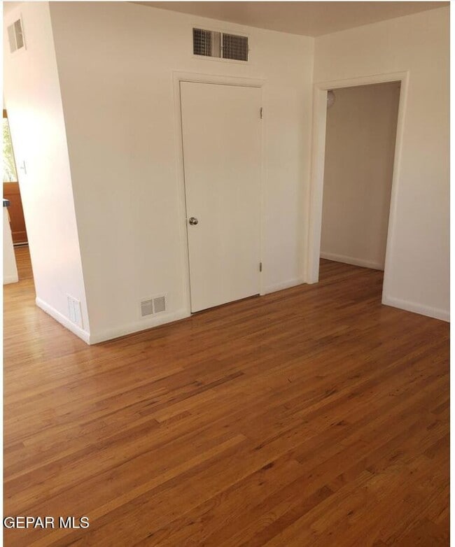 Building Photo - 904 W Yandell Dr