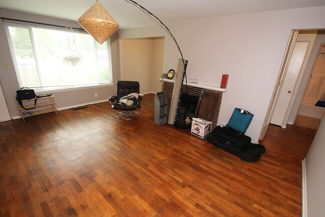 Building Photo - CHARMING 2 BED WEDGWOOD HOME W WOOD FLOORS, LARGE SHED, & LARGE LOT!