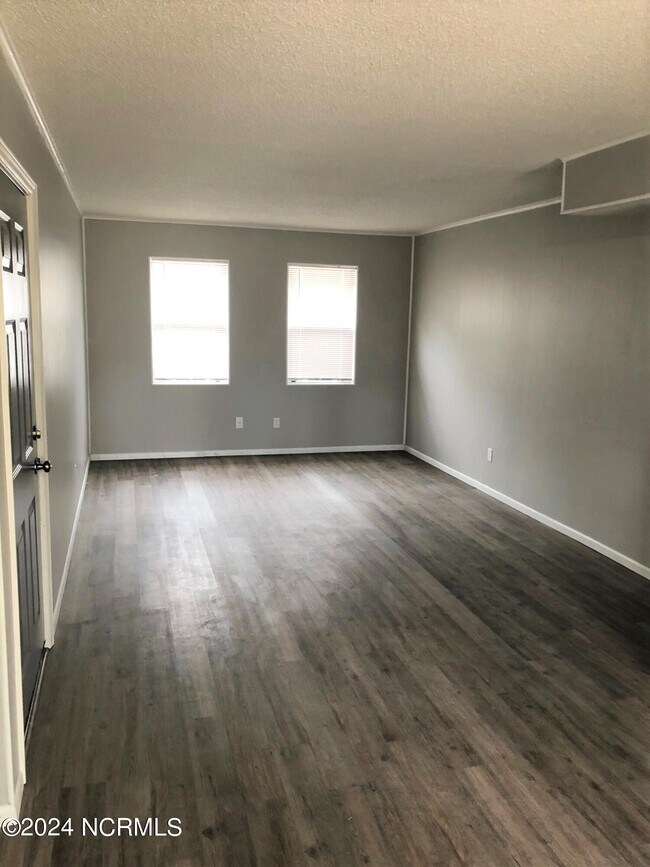 Building Photo - 100 Ravenwood Dr