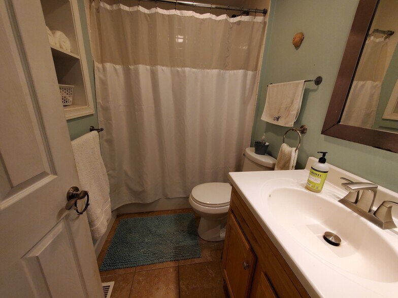 Full Bath, upstairs - 621 Broadview Dr