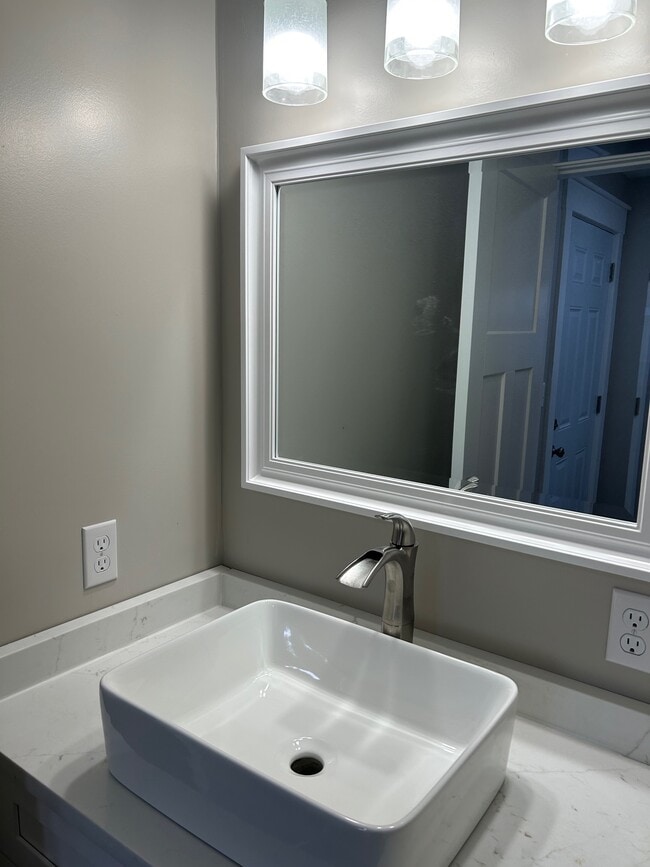 Building Photo - 927 Mckaig Ave