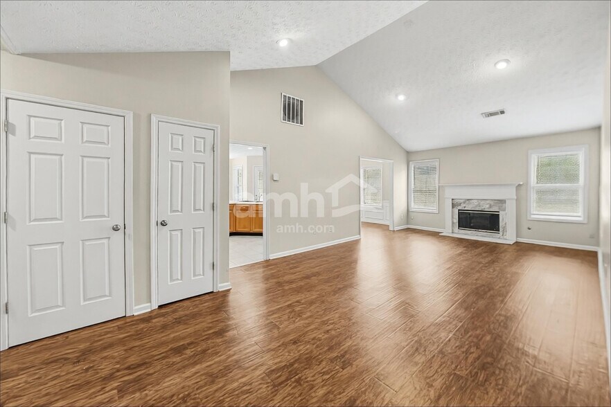 Building Photo - 840 James Ridge Dr