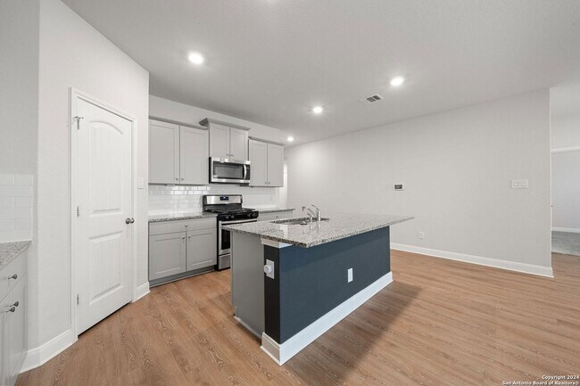 Building Photo - 1080 Amble Oak