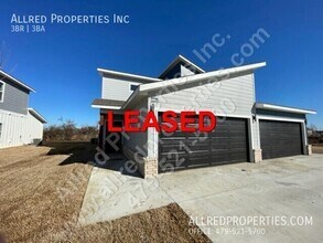 Building Photo - 1609 SW Casuarina Dr