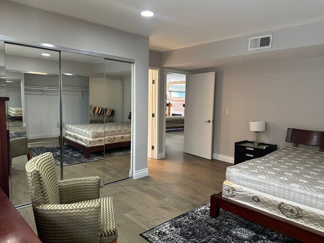 Building Photo - PRIME HOLLYWOOD CONDO!!! 2 Bed/2 Bath LUXURY LIVING!