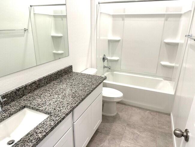 Building Photo - Gorgeous NEWER 4 bedroom 2 bath home in Carlton