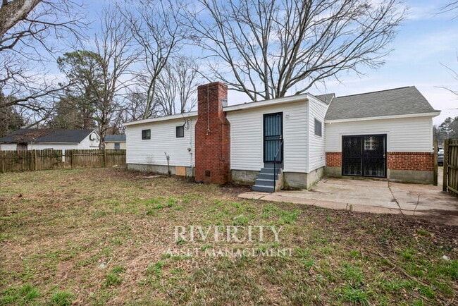 Building Photo - Beautifully Renovated 3 Bed / 2 Bath Home with Over 1,700 Sq Ft!