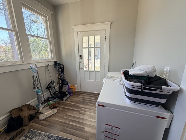 Building Photo - 124 Linden Ave