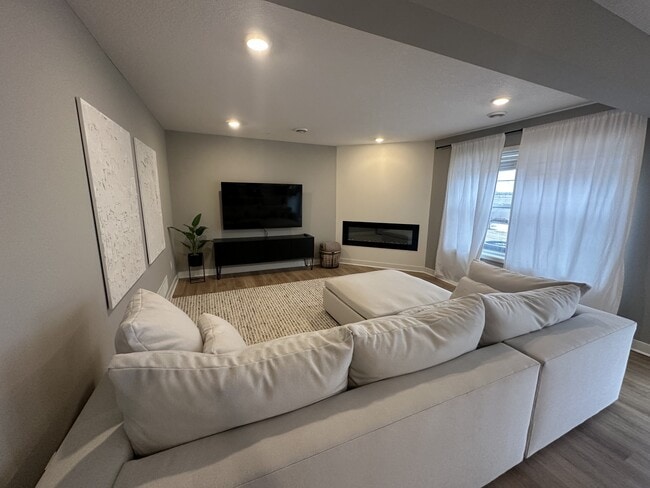 Building Photo - 2122 Ada Dr