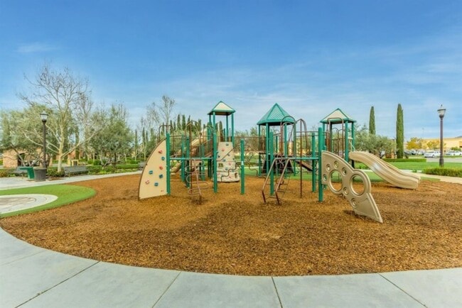 Building Photo - 3851 Loyola Ln