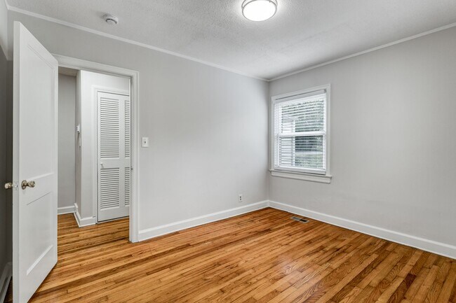 Building Photo - 2 Bed, 2 Bath in the Garden Homes neighborhood of Greensboro!