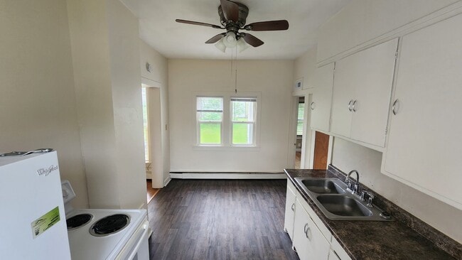 Building Photo - 2 Bedroom, 1 Bathroom with Laundry & Off Street Parking - Available August 1st!