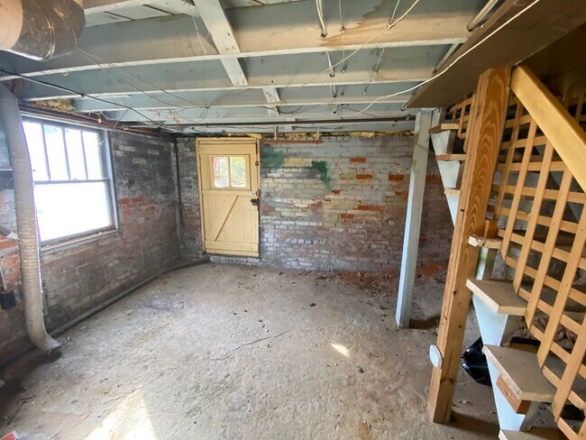 Building Photo - 40 Larchmont Rd