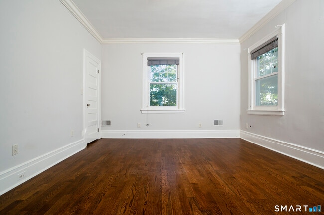 Building Photo - 309 Milbank Ave