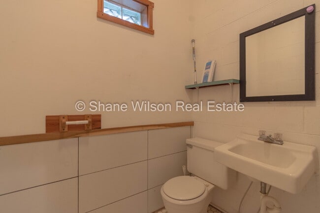 Building Photo - Commercial Property Ideal for Contractor t...