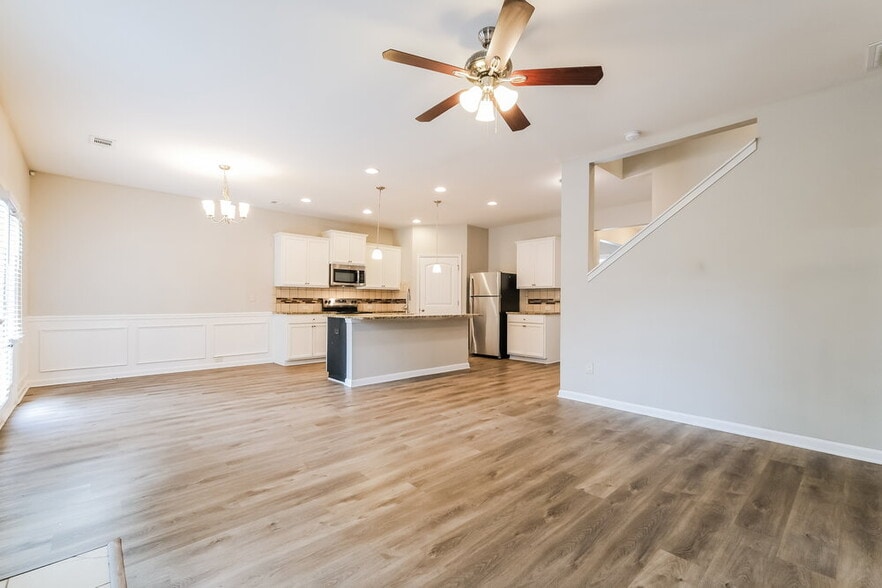 Building Photo - 538 Jadetree Ln