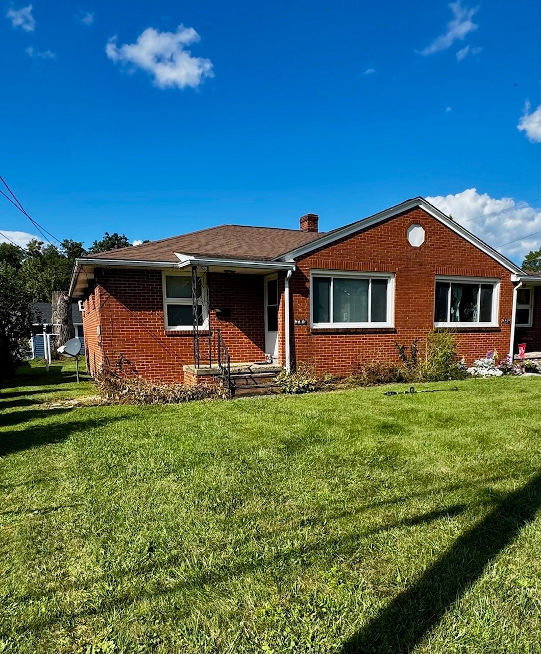 Building Photo - 778 Maple St