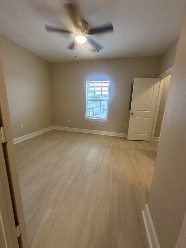 Building Photo - 1820 Jacquelyn Dr