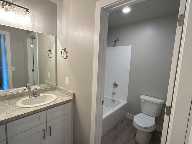 Building Photo - Cedar City 3 Bed | 2 Bath | 2 Car Townhome