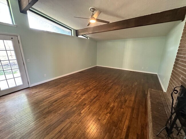 Building Photo - FOR RENT: Charming 3-Bedroom, 2-Bath Home in Yukon! - Move In Deposit-Free! (If Qualified)