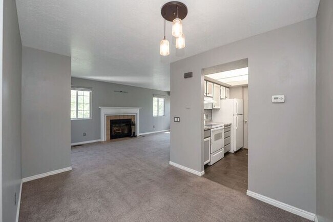 Building Photo - Great Location - Leafy Sandy Condo