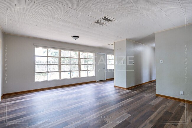 Building Photo - 3230 Greenleaf Ct