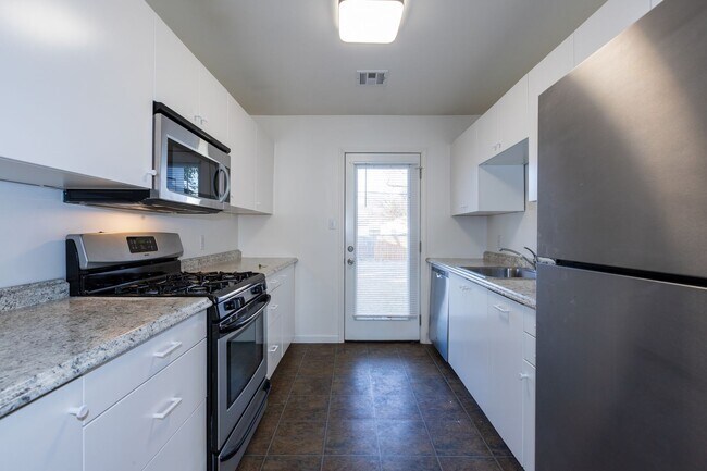 Building Photo - Beautiful Brookside duplex unit - NO PETS