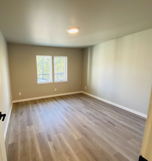 Building Photo - Newer Two Bedroom Apartment!
