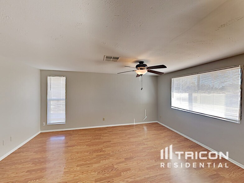 Building Photo - 2308 N Arrowhead Dr