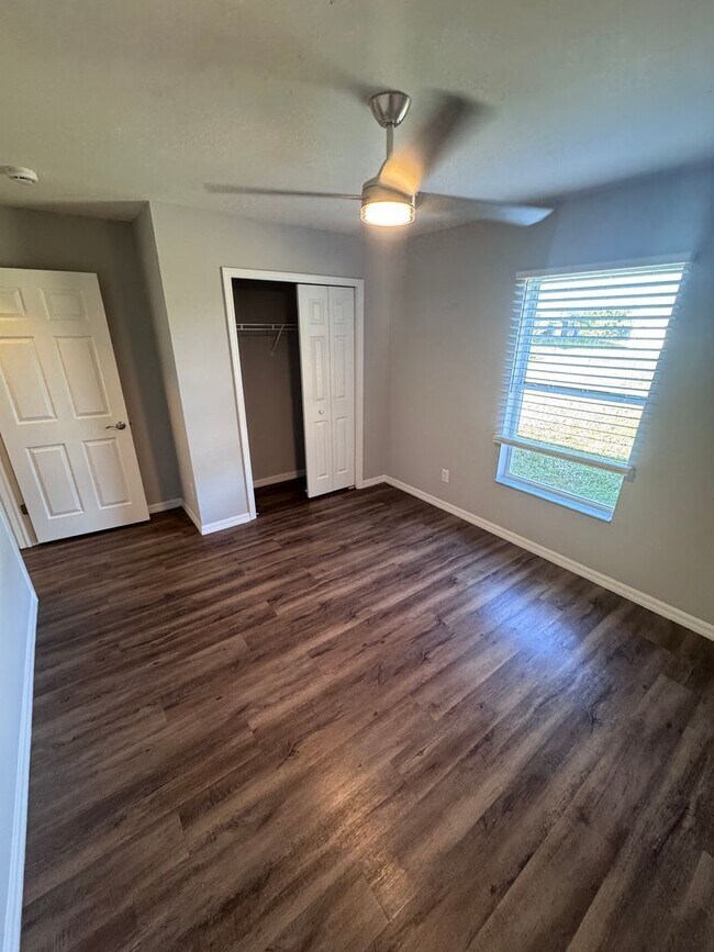 Building Photo - 338 Harold Ave S