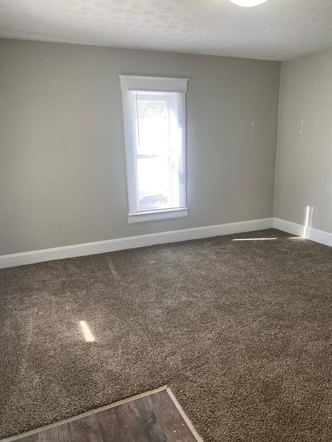 Building Photo - 2 Bedroom home on 5 acres in Strafford, MO