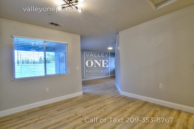 Building Photo - Rare vacancy opportunity in Turlock's finest and most desirable townhome complex!