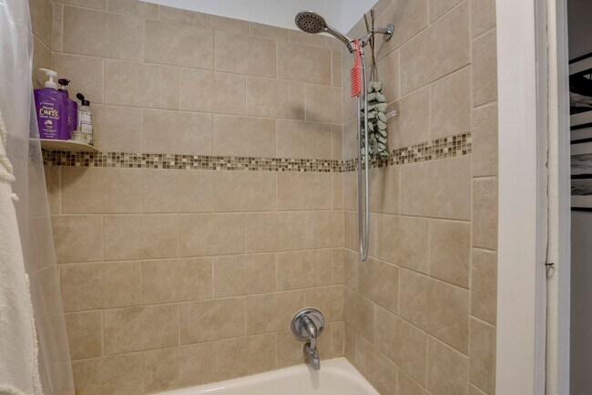 Building Photo - 1136 N Washington St