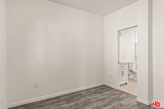 Building Photo - 929 W 23rd St