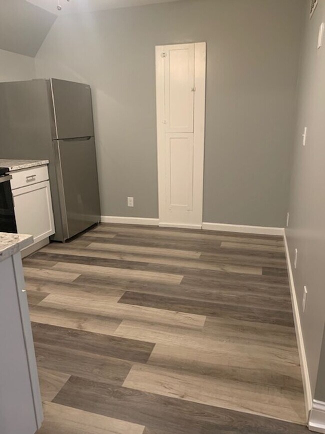 Building Photo - Utilities Included in this Upper Unit Dupl...
