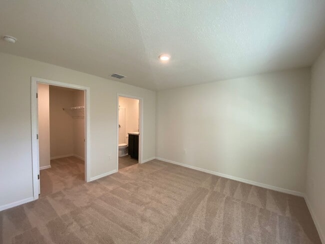 Building Photo - Desirable Lake Diamond Subdivision 3/2/2 **Won't Last**