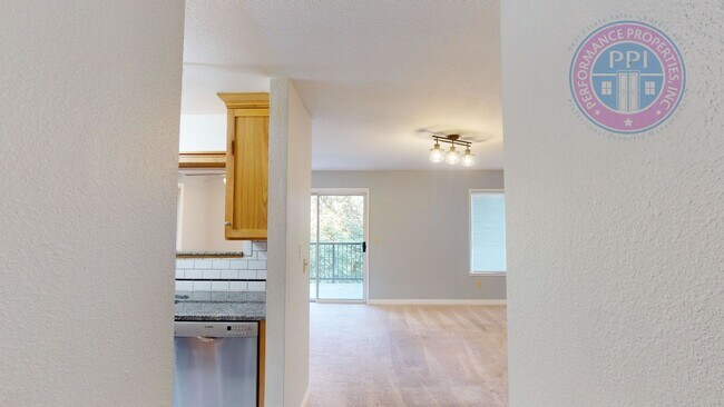 Building Photo - West Linn - Linnwood Heights, Stylish Cond...