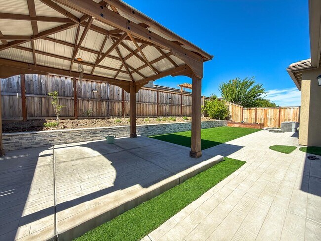 Building Photo - 2665 Luna Ave