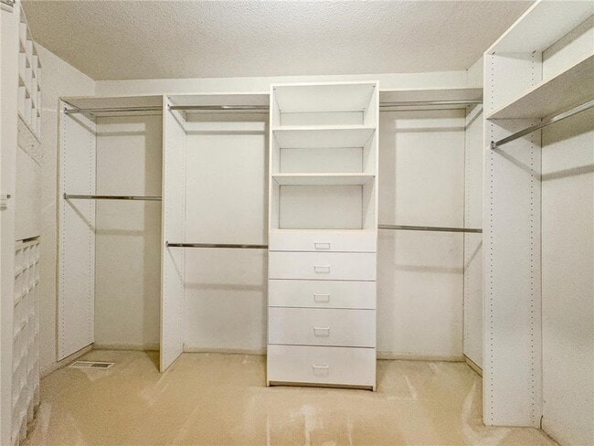 Building Photo - 13900 Hill Ridge Dr