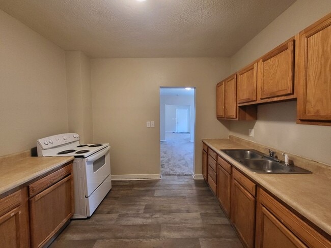 Building Photo - 3 Bedroom, 1 Bathroom Duplex with quick ac...