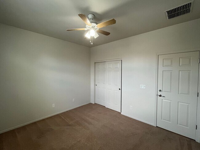 Building Photo - 4 Bedroom Home with Loft in Stonefield Com...