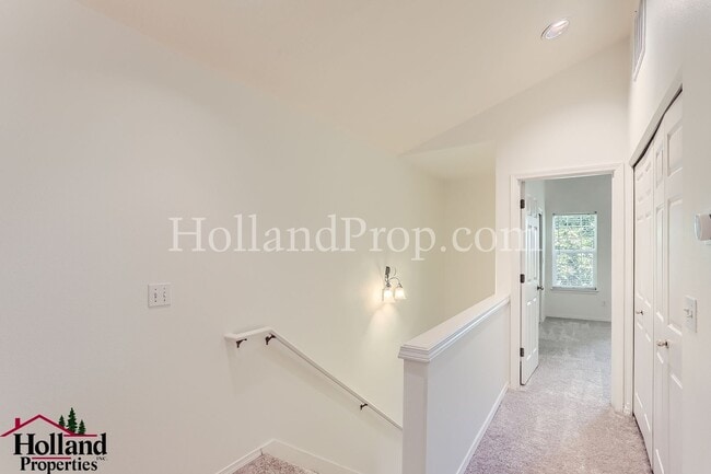 Building Photo - Charming and Comfortable Townhouse in Bethany Area!
