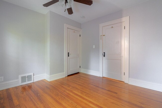 Building Photo - Grandin Court Foursquare convenient to SW City & SW Co!