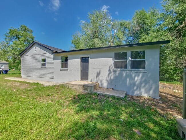 Building Photo - Newly Remodeled FOUR bedroom home in Spenc...