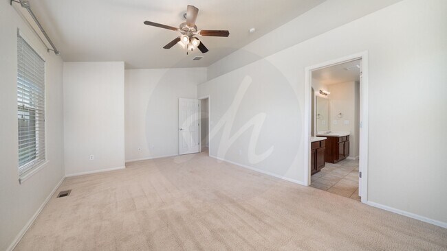 Building Photo - End-unit townhome in Soaring Eagles