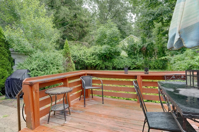Building Photo - 285 Deepwood Dr