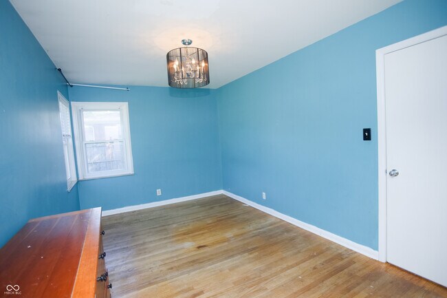 Building Photo - 150 E Beechwood Ln