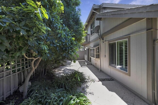 Building Photo - 976 Pizarro Ln